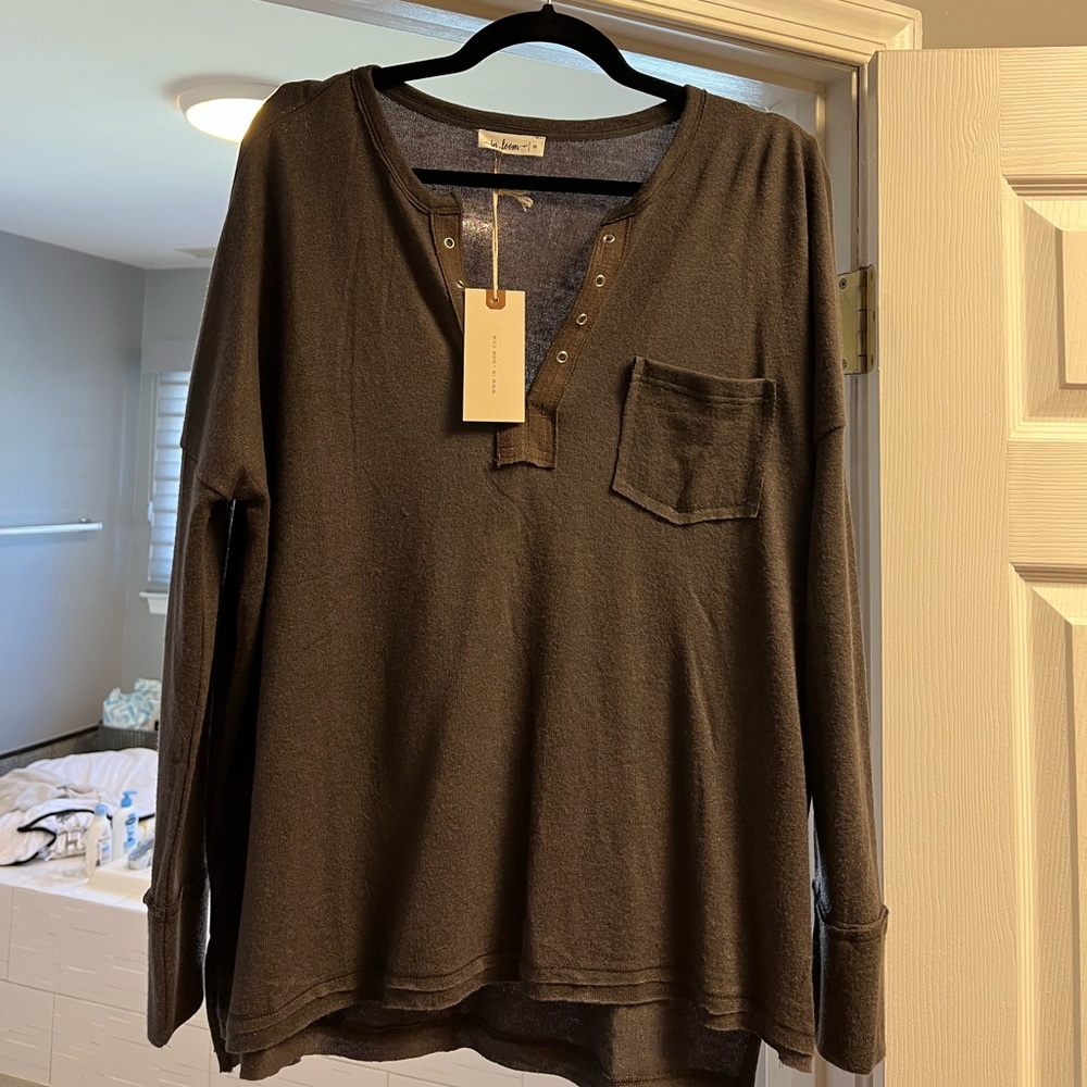 In Loom Brown Women’s Long Sleeve Knit Top, size Medium